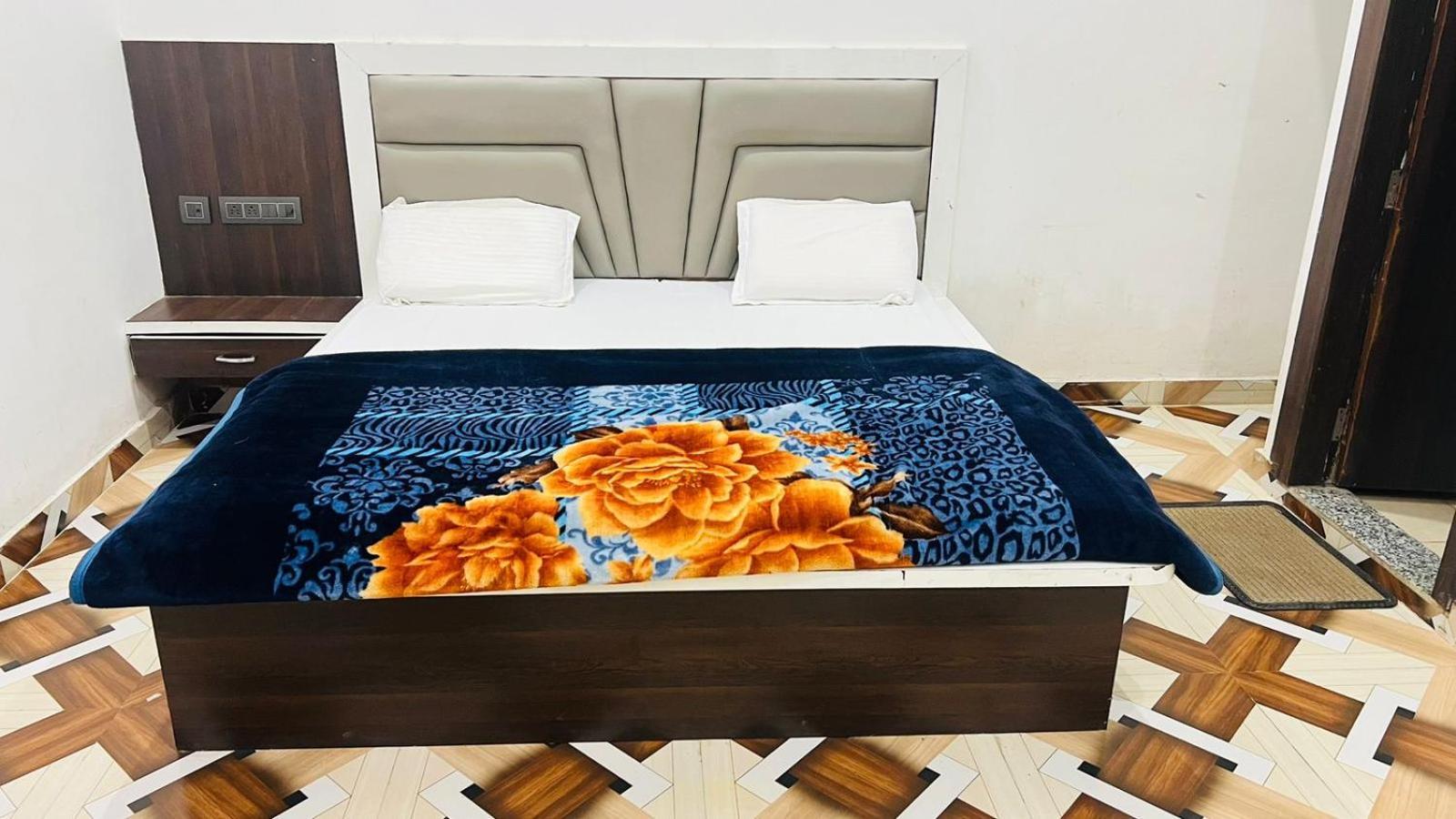 Hotel Rudra Residency Near Railway Station Mathura Buitenkant foto