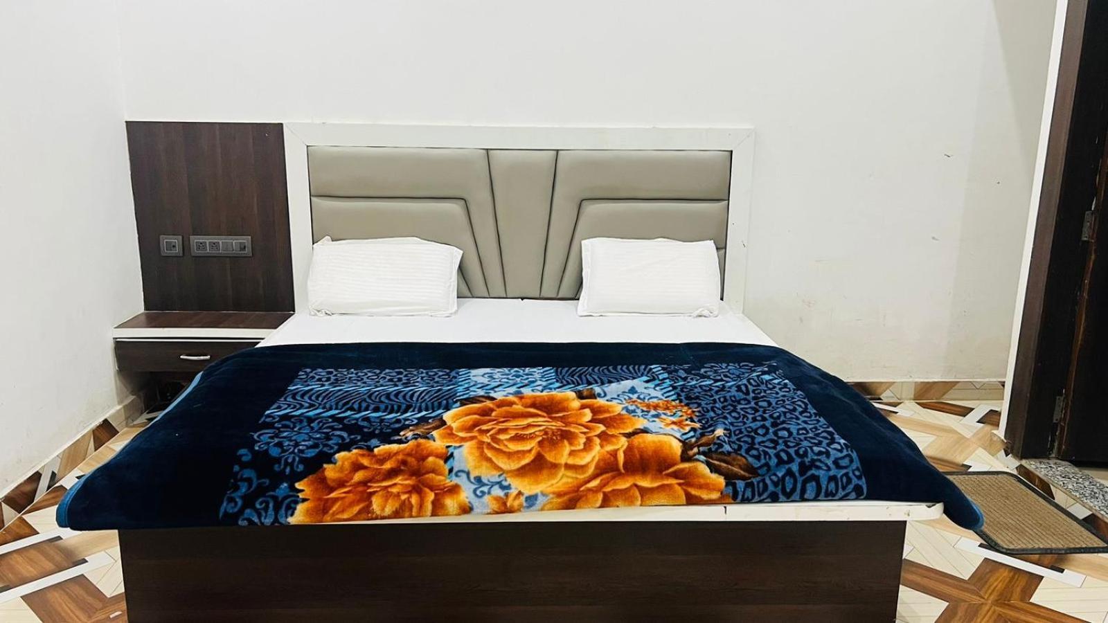Hotel Rudra Residency Near Railway Station Mathura Buitenkant foto